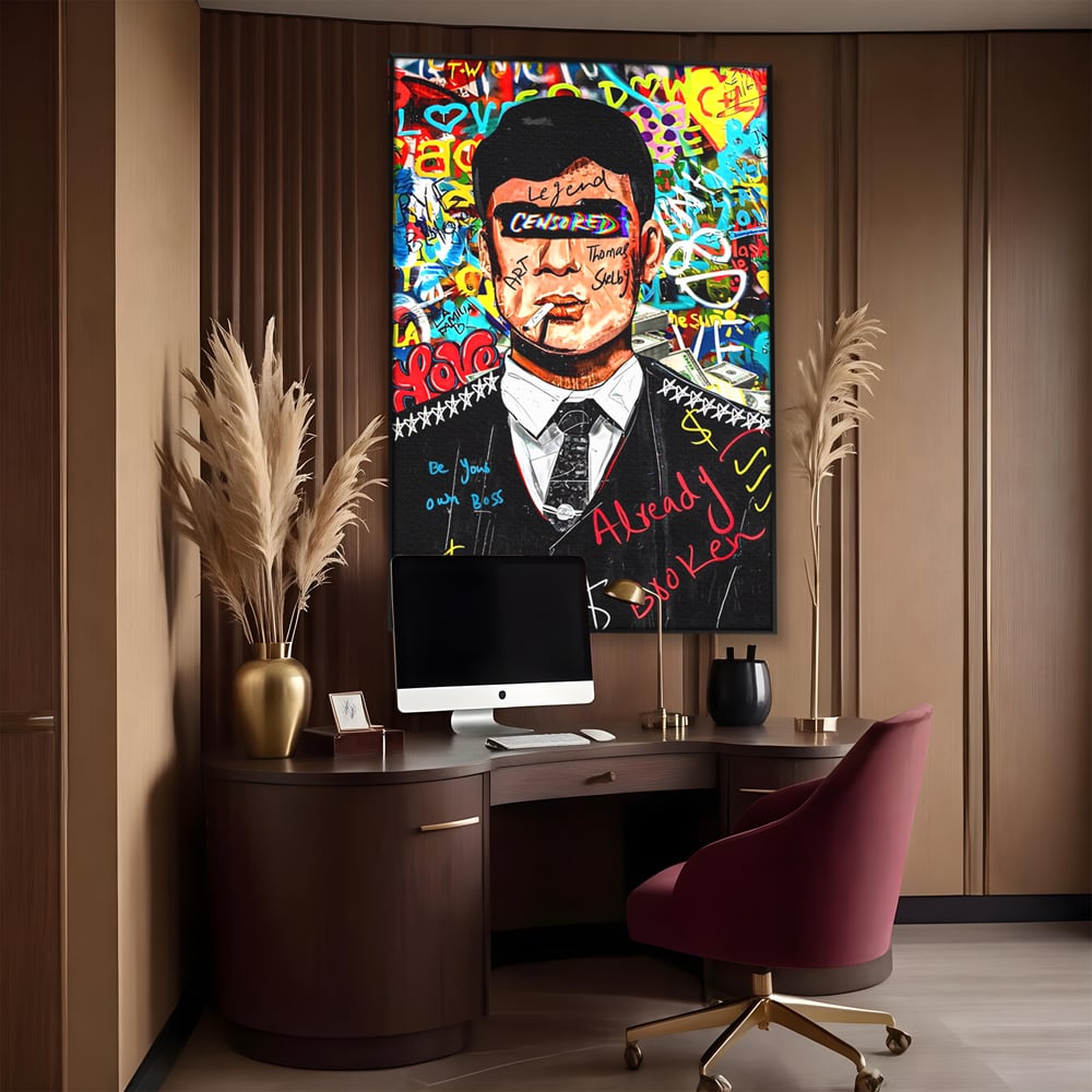 Tablou canvas cu tablou canvas cu personaj tip tommy shelby, in rama de aluminiu negru, pe perete intr-un birou